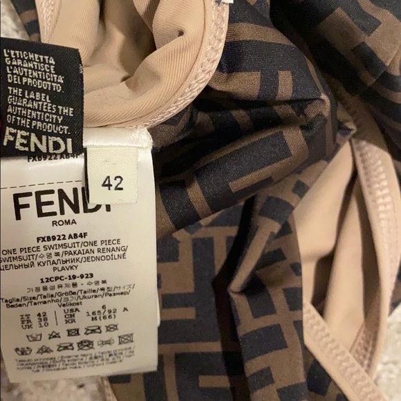 ❌SOLD❌ Reversible Fendi one-piece swimsuit 100% A - Picture 10 of 13